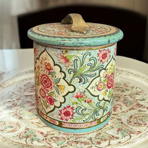 Lovely Vintage Daher Holland Embossed Round Canister Tin - Picture 2 of 14